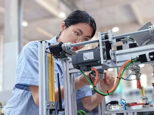 科技鑄就 無纜時(shí)代 電氣自動(dòng)化系 無線感知 學(xué)生團(tuán)隊(duì)實(shí)踐攻難題,助力無線溫振產(chǎn)業(yè)雄起